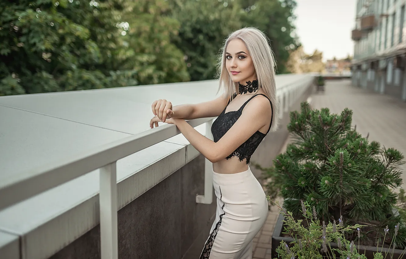 Photo wallpaper smile, blonde, model posing, black top, white trousers