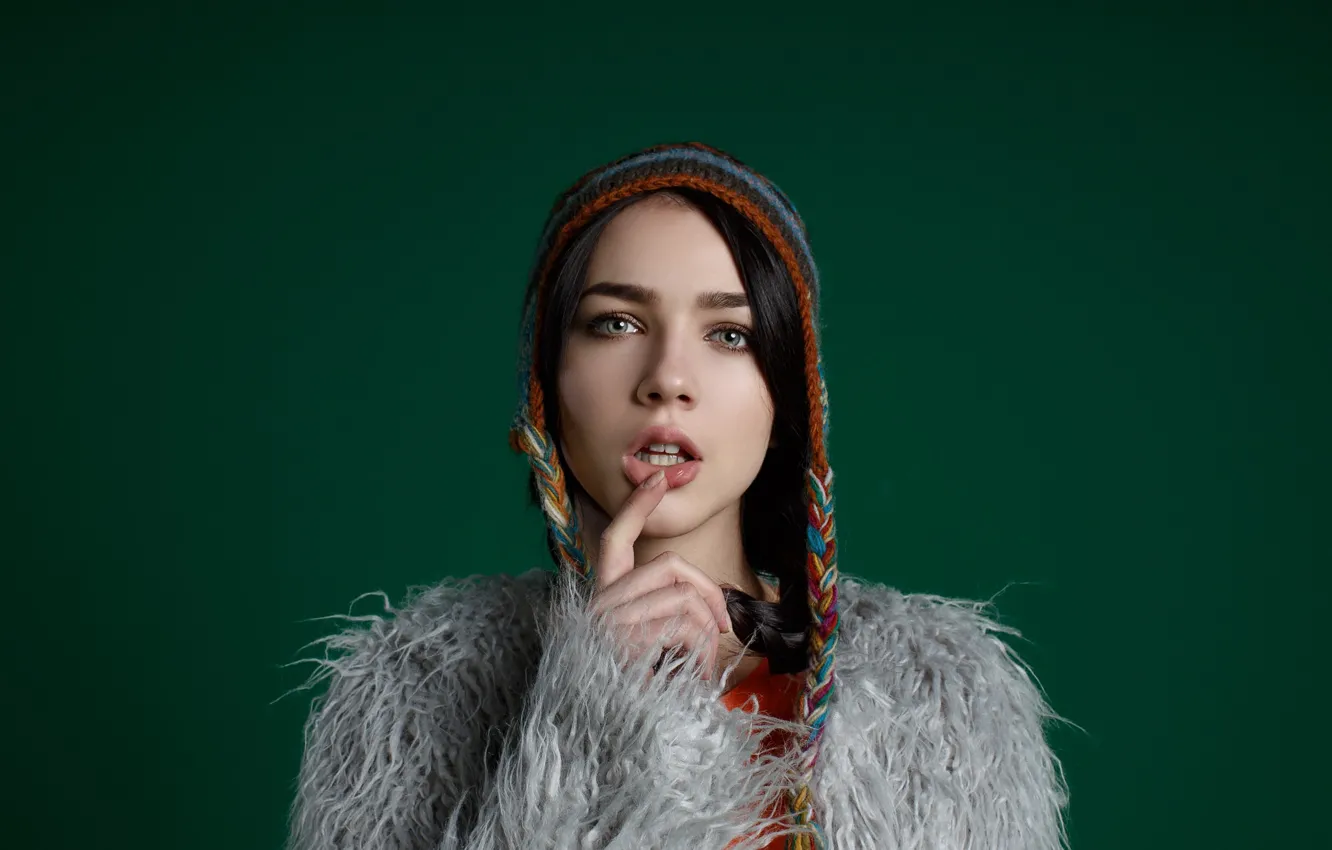 Photo wallpaper braids, sponge, cap, finger, Alexander Grankin