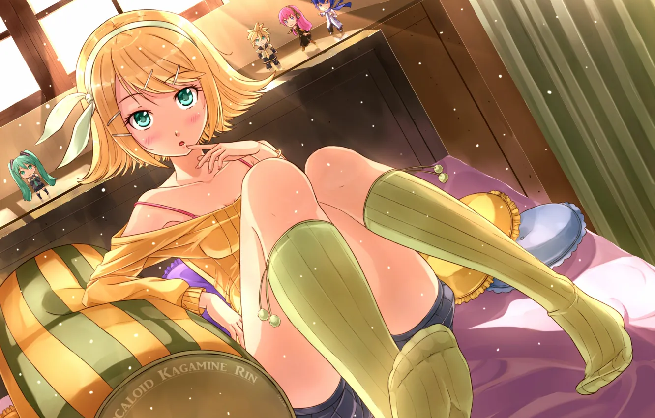 Photo wallpaper shorts, knee, vocaloid, Hatsune Miku, Kagamine Rin, on the bed, Vocaloid, in the room
