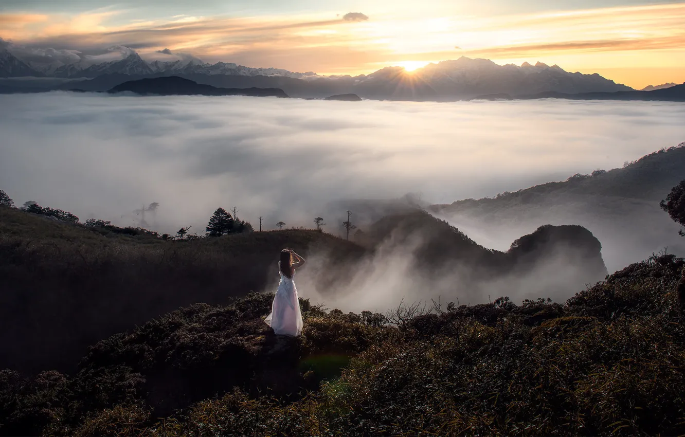 Photo wallpaper look, girl, the sun, clouds, light, mountains, pose, fog
