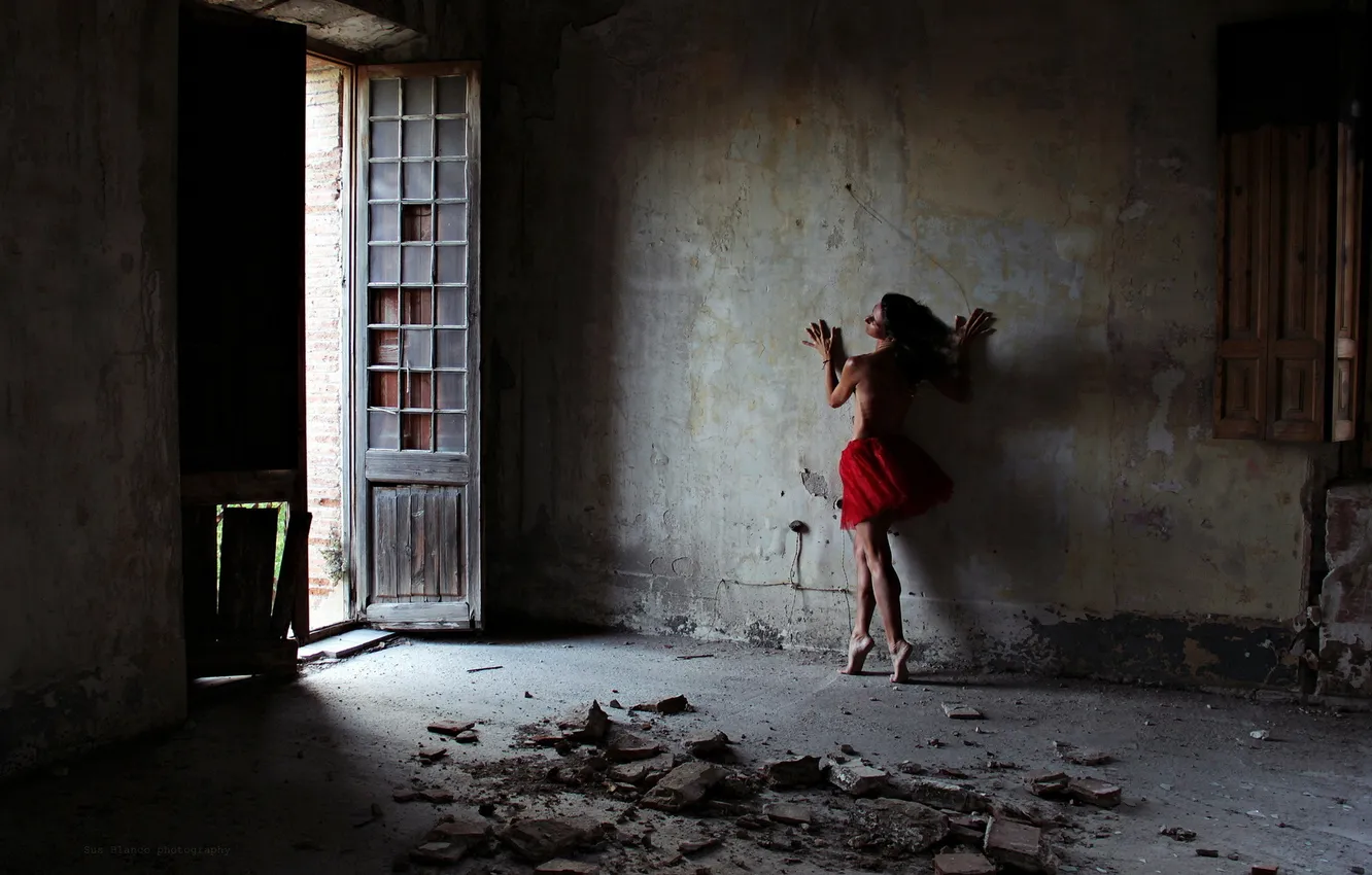 Photo wallpaper girl, room, the door