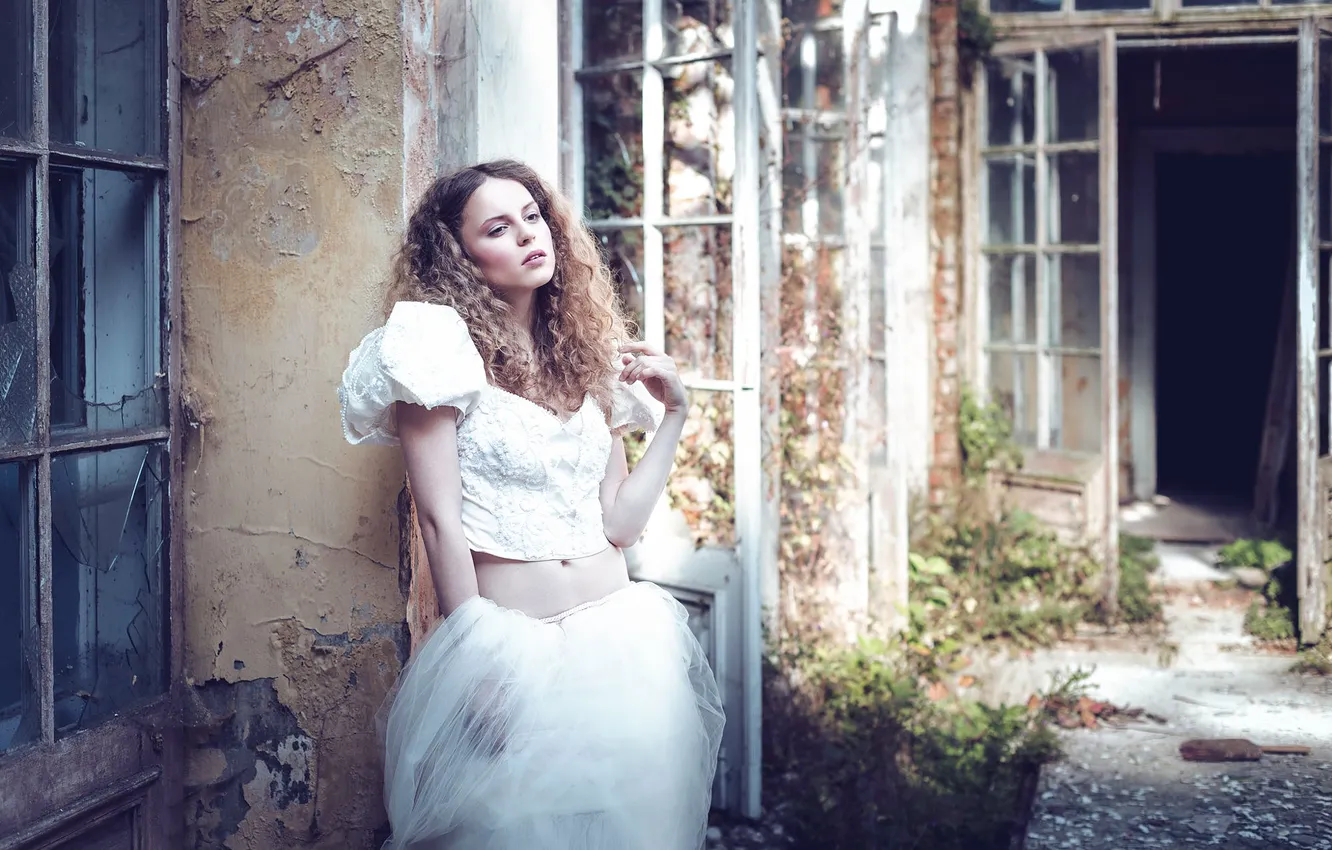 Photo wallpaper look, curls, Karina Bratkowska