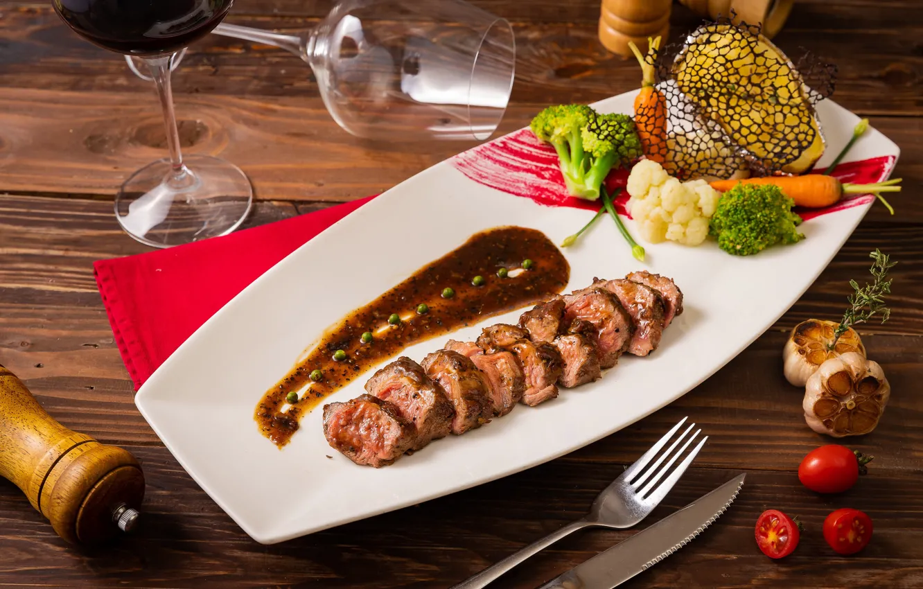 Photo wallpaper glass, meat, vegetables, tomatoes, sauce