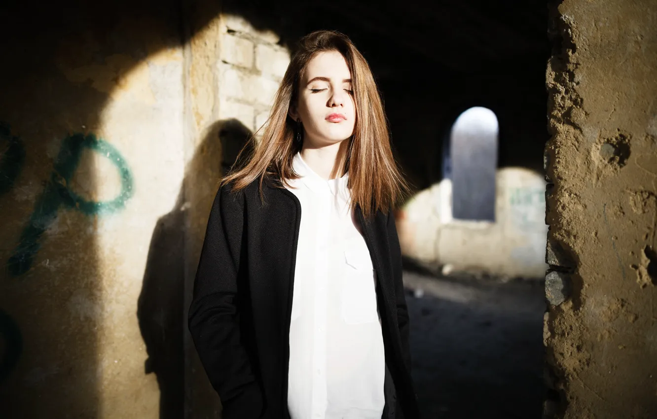 Photo wallpaper girl, wall, sun, Brightly