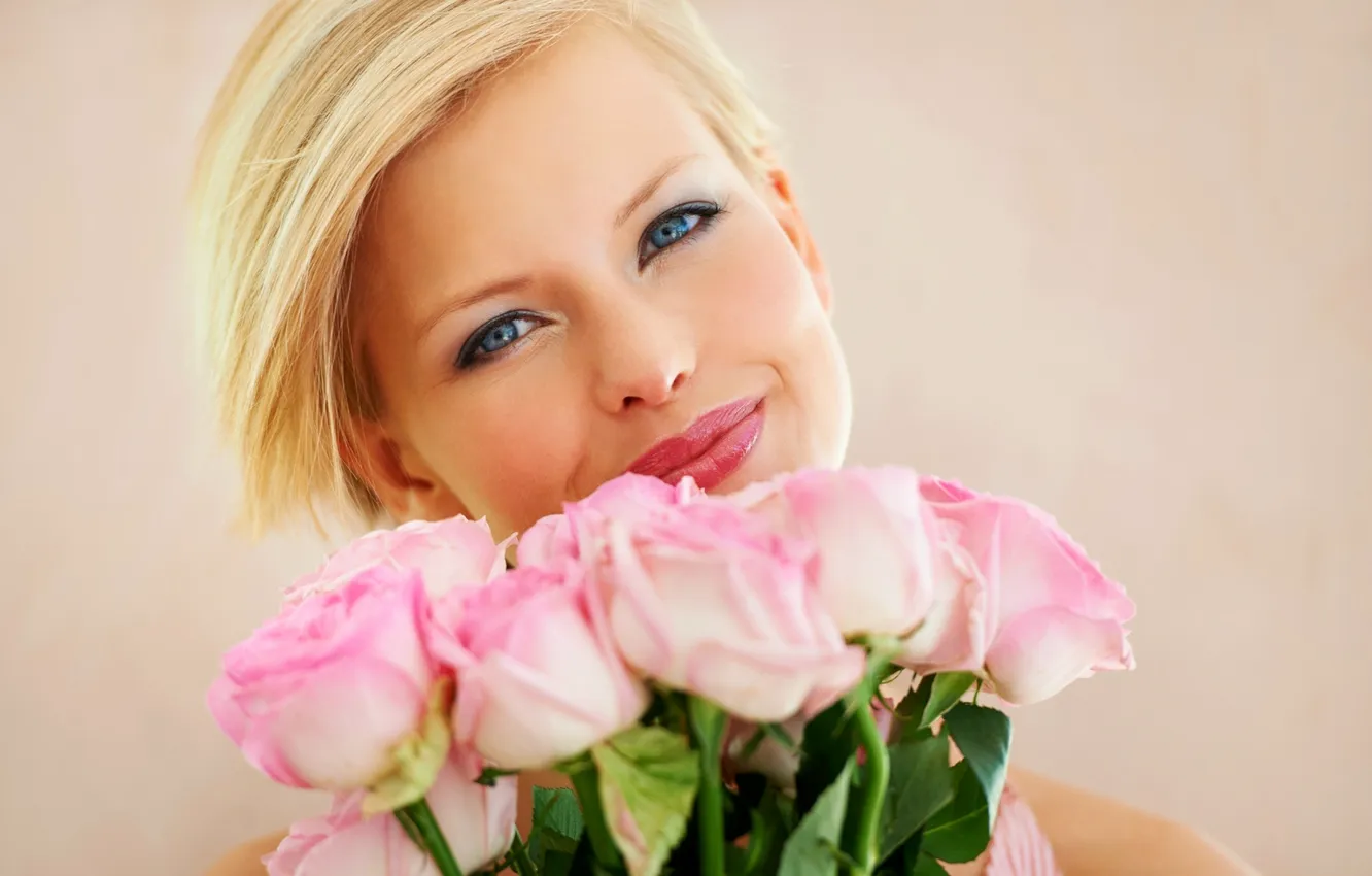 Photo wallpaper flowers, face, smile, model, roses, bouquet, blonde