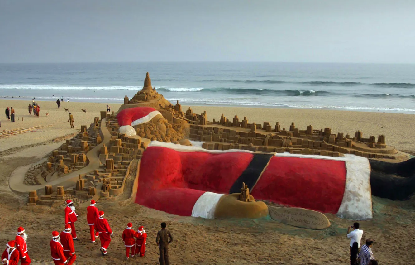 Photo wallpaper India, Christmas, Santa Claus, Puri, a sand sculpture, Golden beach