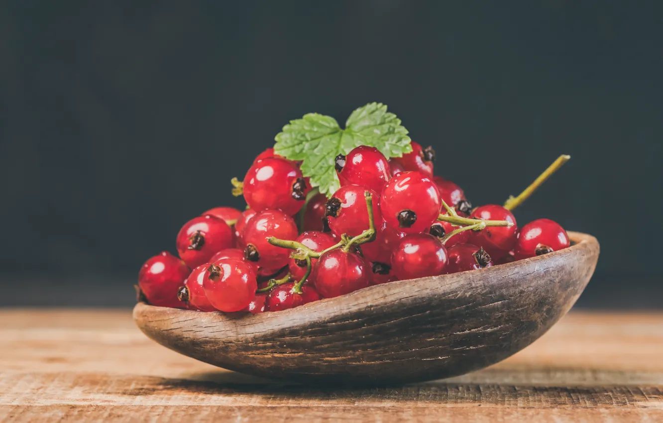 Photo wallpaper berries, the dark background, leaf, food, bowl, red, currants, wooden