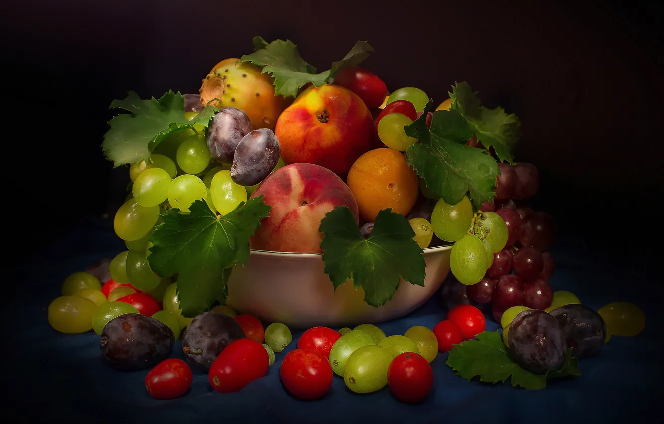Photo wallpaper berries, the dark background, grapes, fruit, still life, nectarine, drain, grape leaves