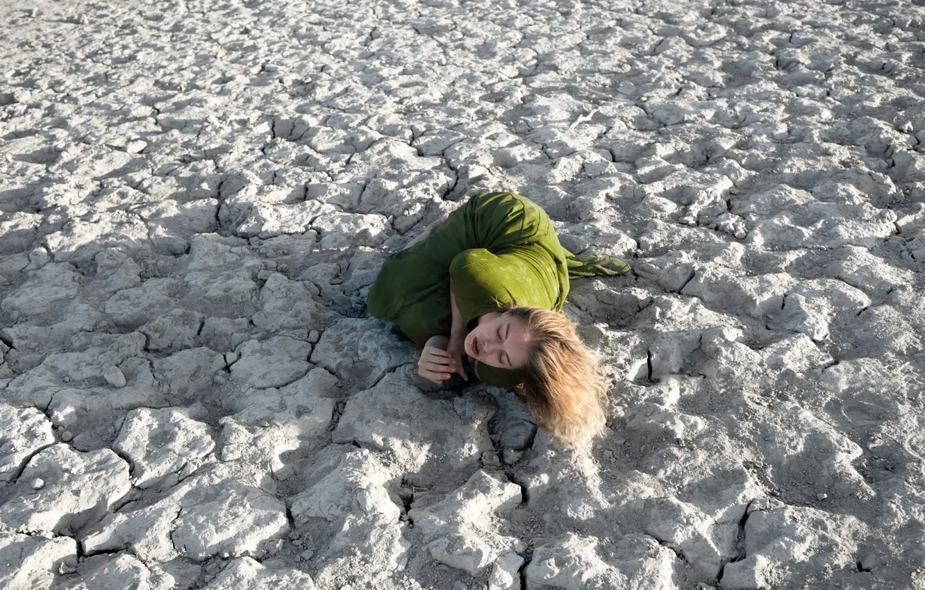 Photo wallpaper girl, thirst, desert, drought, dehydration