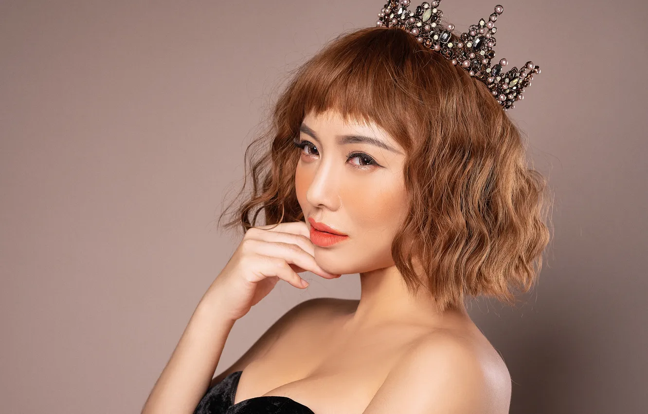 Photo wallpaper crown, Asian, shoulders
