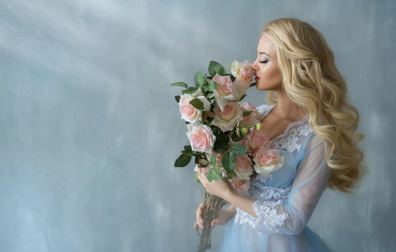 Photo wallpaper girl, flowers, pose, roses, bouquet, blonde, curls, blue background