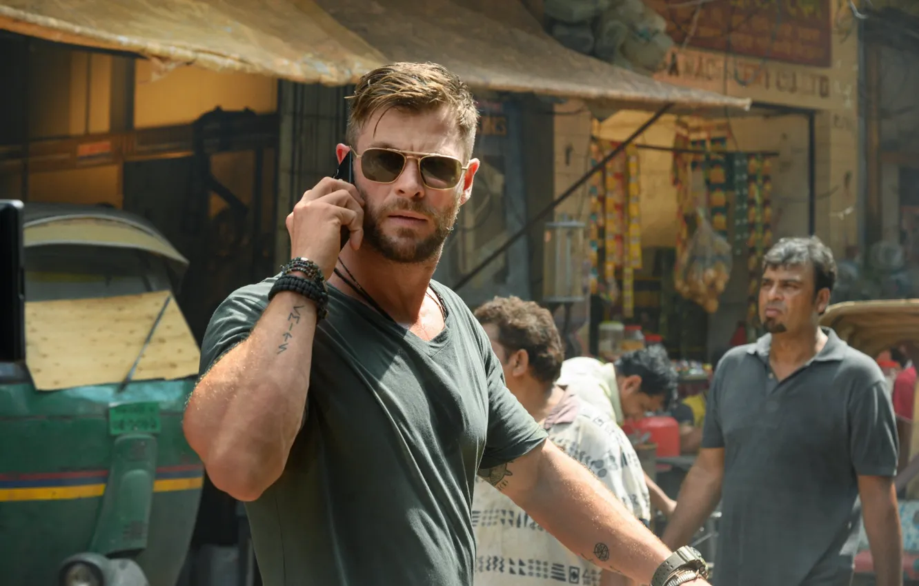 Photo wallpaper pose, street, tattoo, glasses, Chris Hemsworth, Chris Hemsworth, extraction, Tyler Rake: Rescue Operation