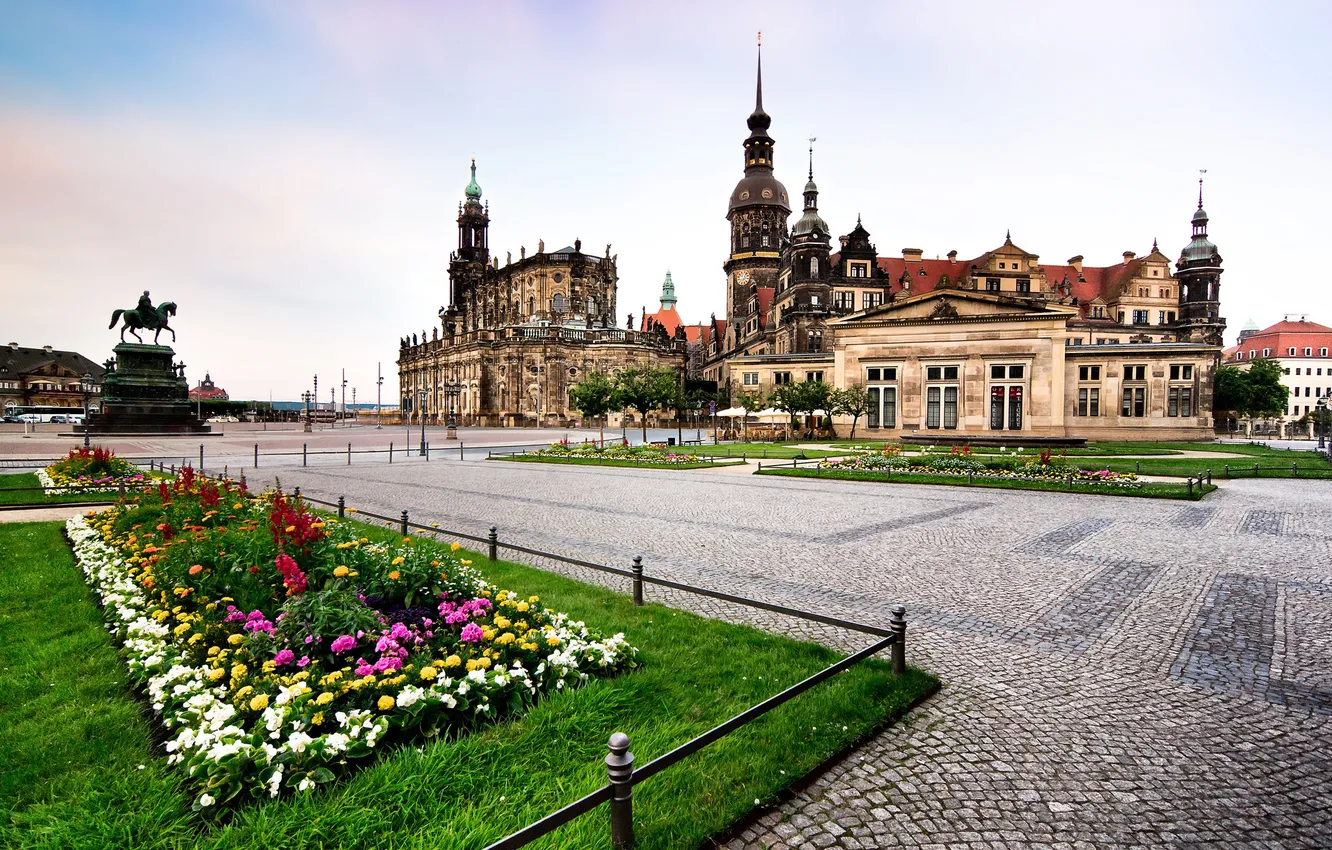 Photo wallpaper flowers, Germany, Dresden, monument, Church, flowerbed, Germany, Dresden
