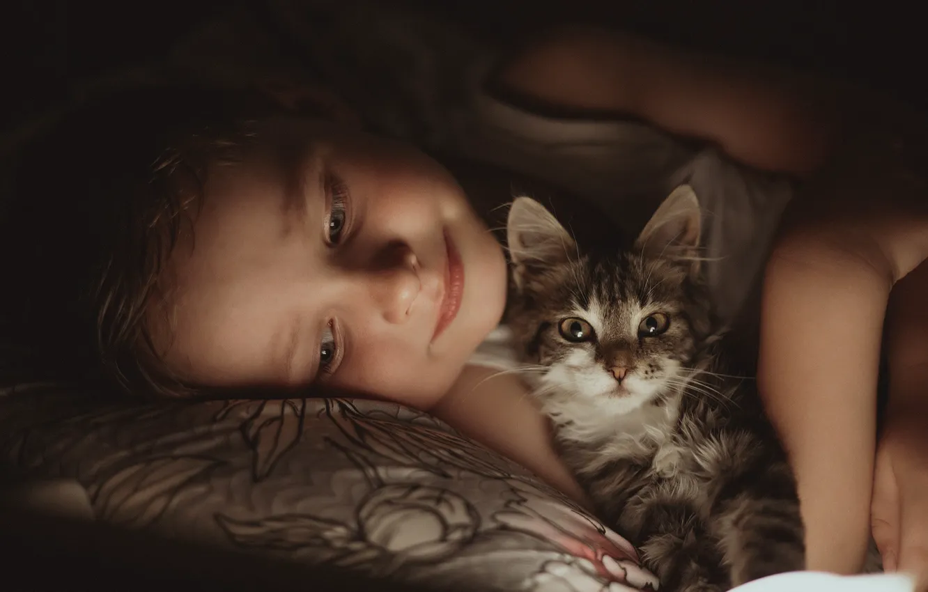 Photo wallpaper look, children, girl, bed, cub, kitty, Alexander Kalinin