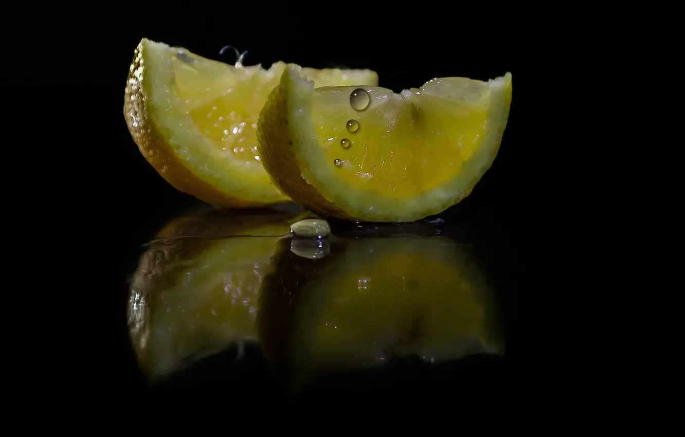 Photo wallpaper drops, reflection, the dark background, lemon, juice, slices