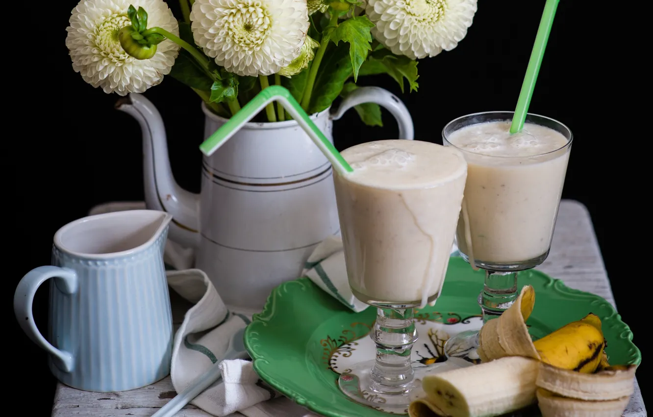 Photo wallpaper glass, bananas, dahlias, smoothies