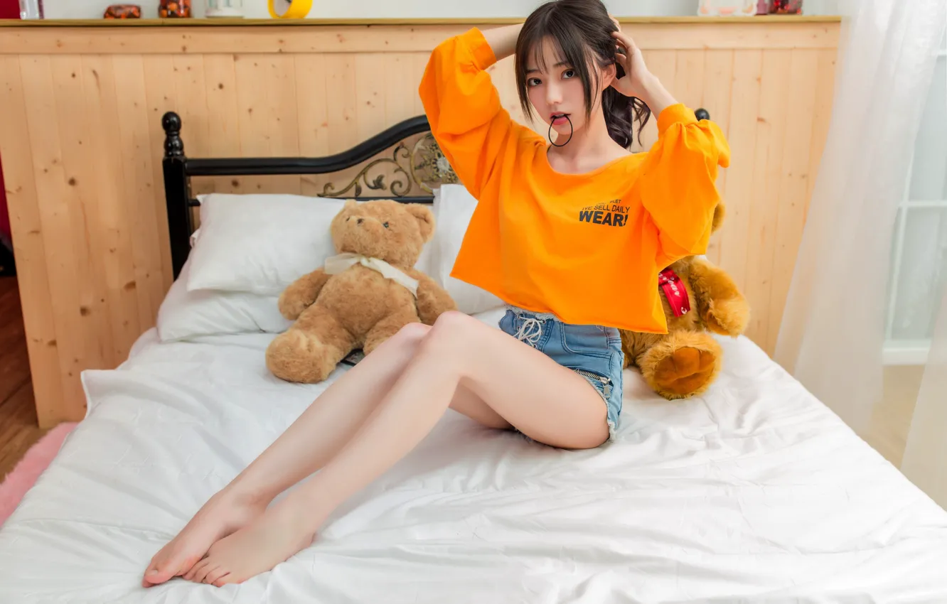 Photo wallpaper look, bed, look, bed, teddy bear, Teddy bear, denim shorts, Denim Shorts