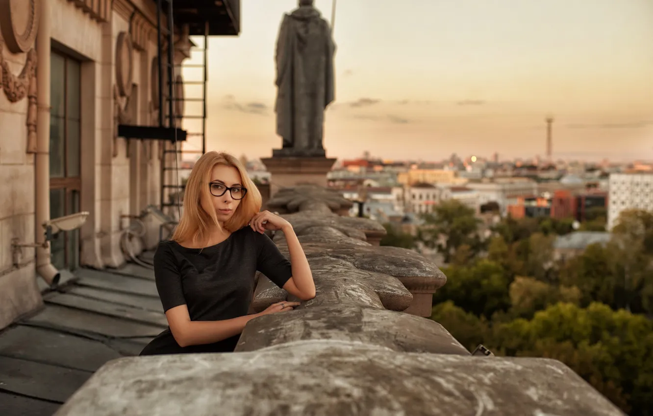 Photo wallpaper look, girl, face, city, view, portrait, dress, glasses