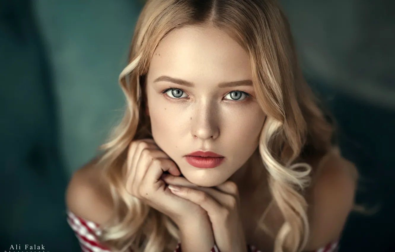 Photo wallpaper look, close-up, face, pose, model, portrait, hands, makeup