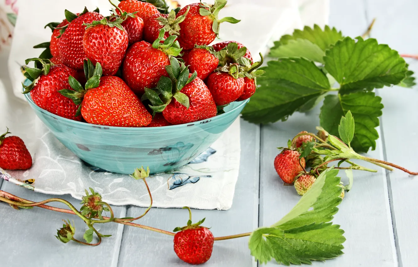 Photo wallpaper leaves, red, berries, strawberry, bowl, fresh, ripe, strawberry