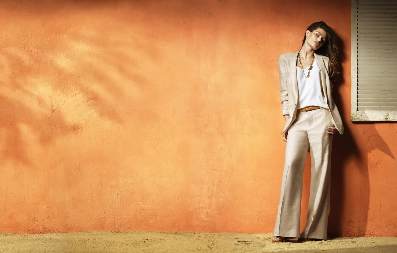 Photo wallpaper sand, girl, wall, model, shadow, costume, beauty, Isabel Fontana