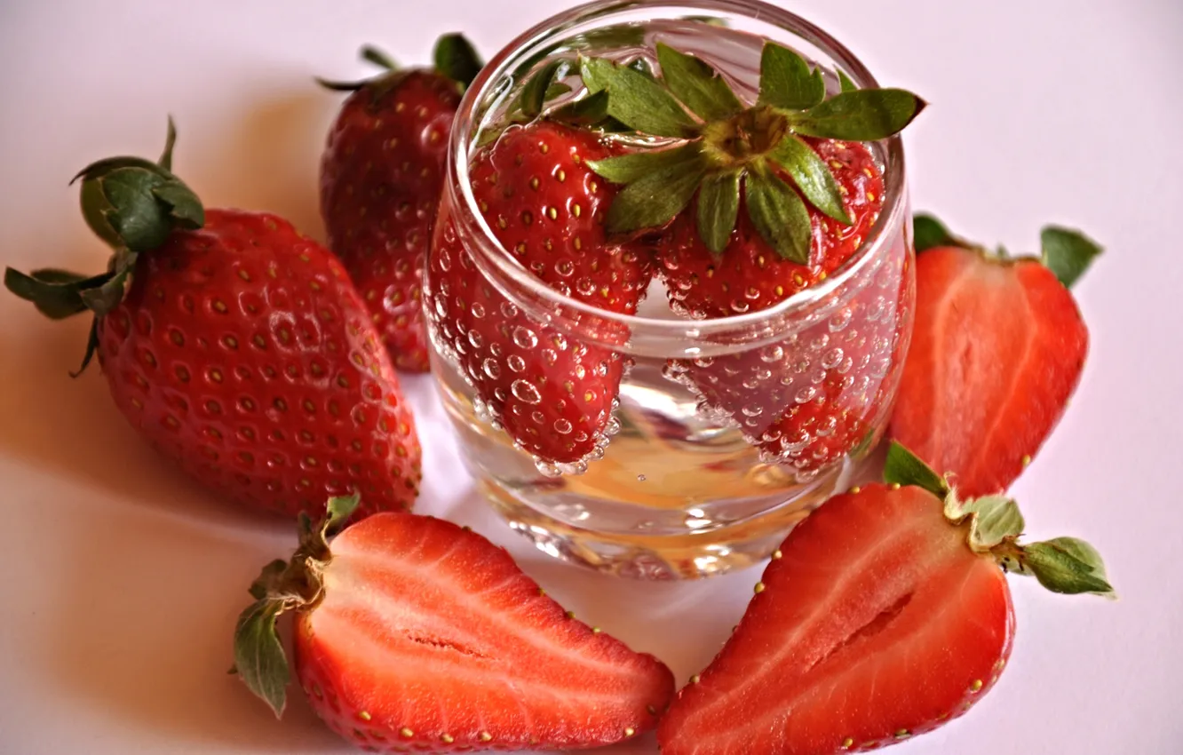 Photo wallpaper water, macro, berries, strawberries, strawberry, glass