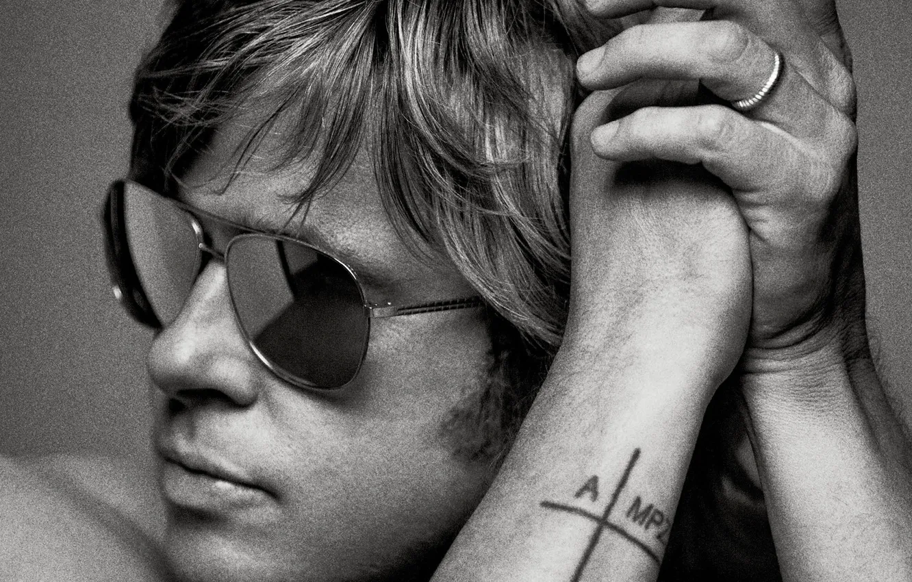 Photo wallpaper close-up, photo, hands, tattoo, glasses, actor, black and white, Brad Pitt