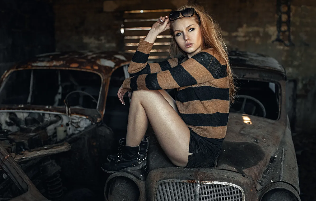 Photo wallpaper look, girl, old cars, wreck