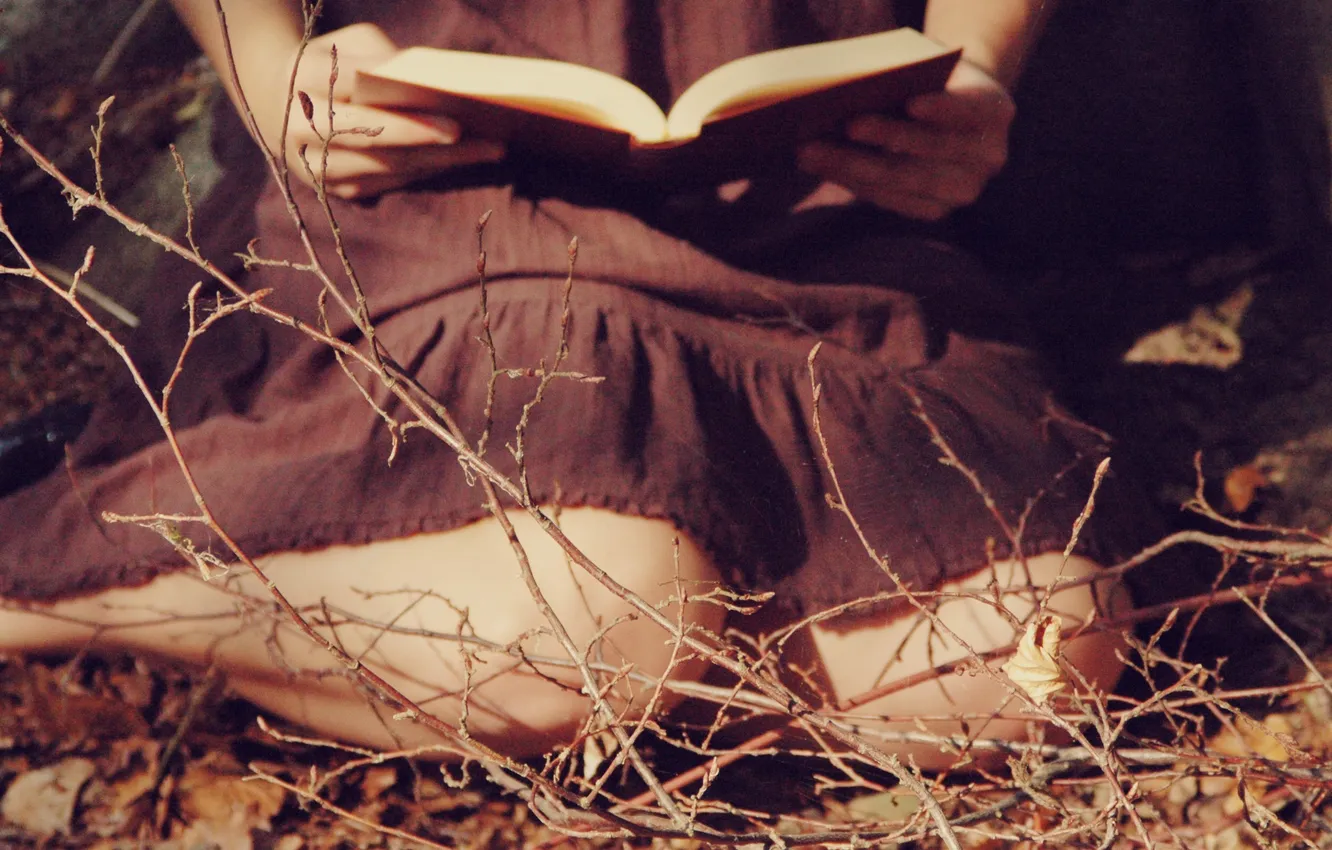 Photo wallpaper girl, feet, book