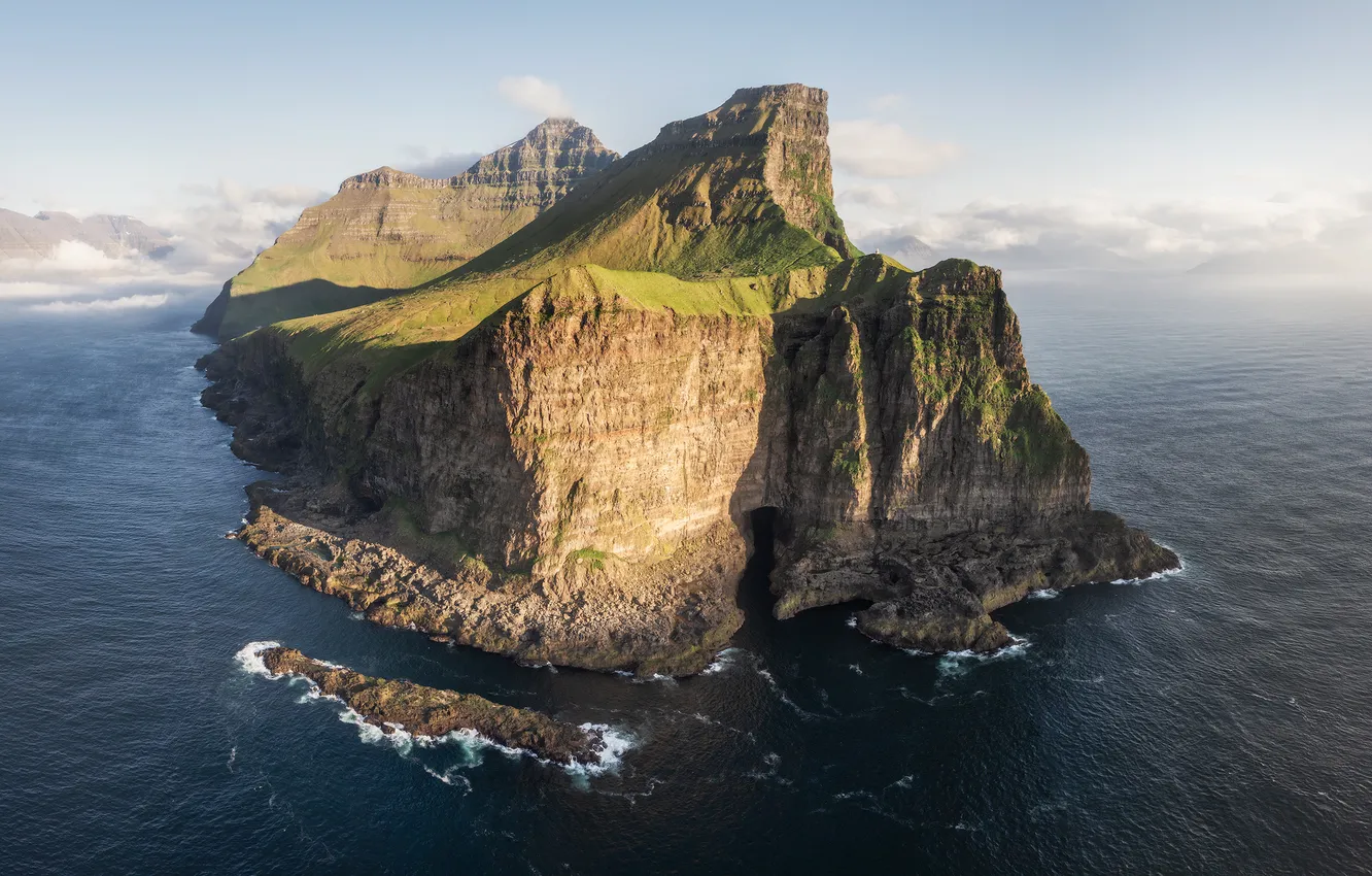 Photo wallpaper Verde, rocas, nubes, Isla, Wonder, Cliff