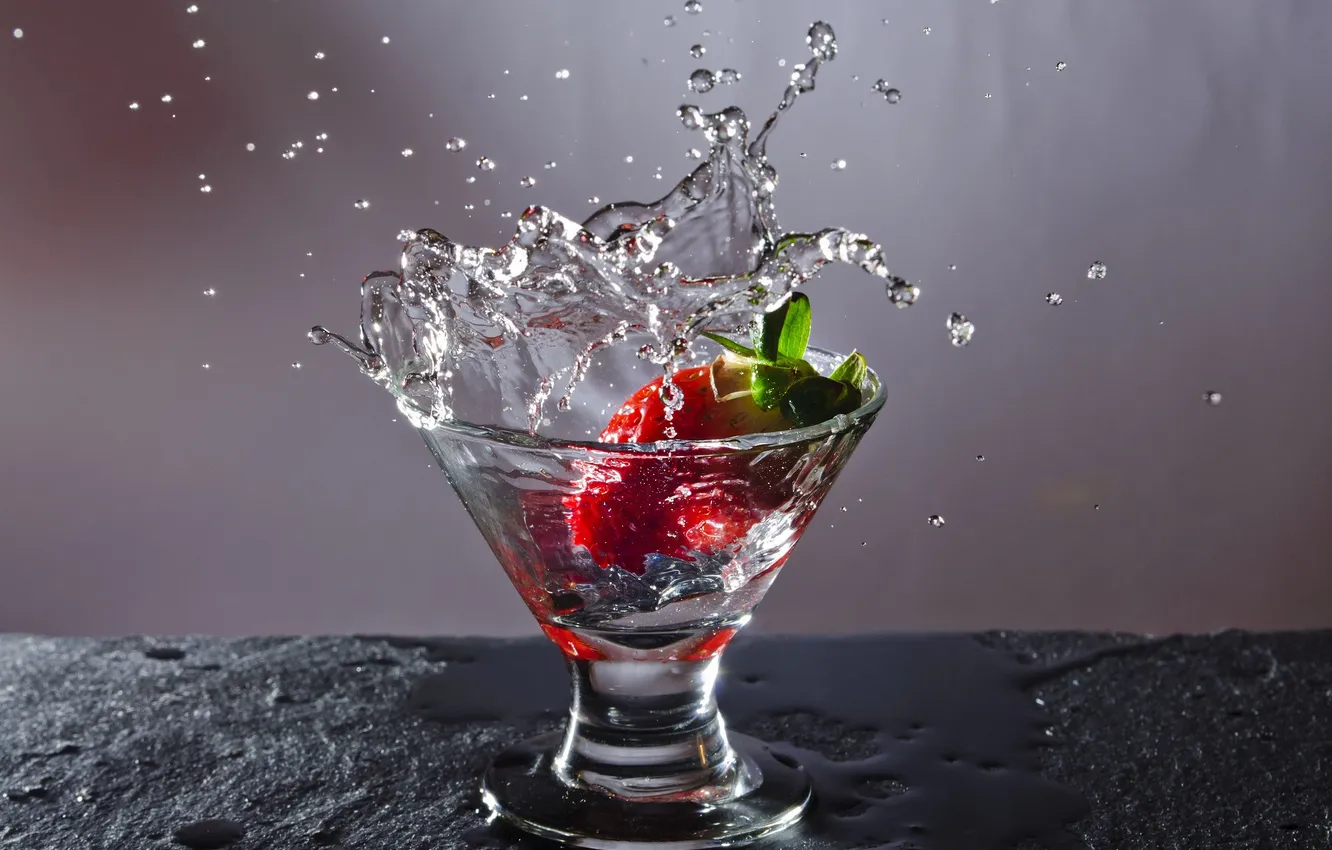 Photo wallpaper water, squirt, glass, strawberry