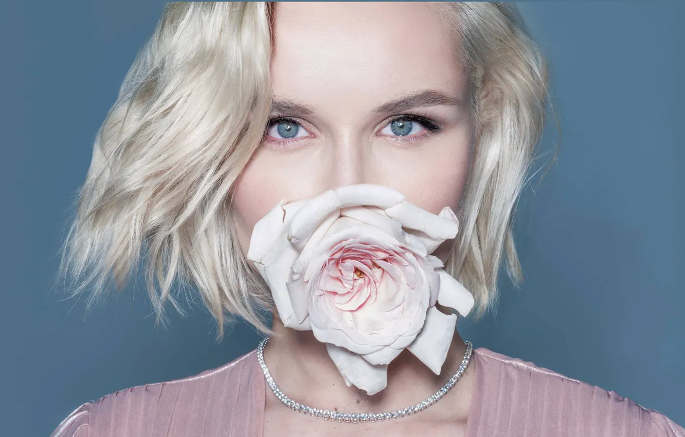 Photo wallpaper look, girl, flowers, face, roses