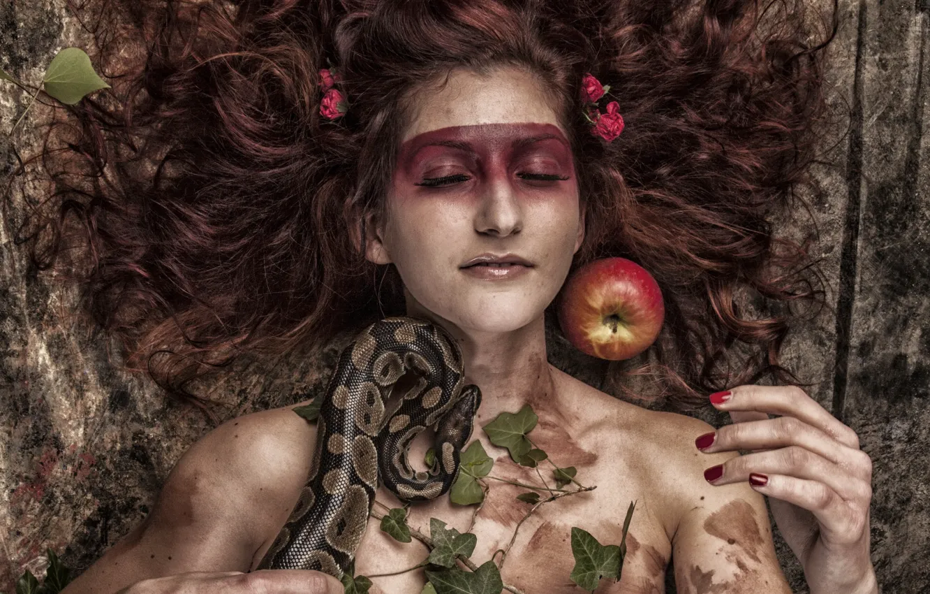 Photo wallpaper girl, Apple, snake