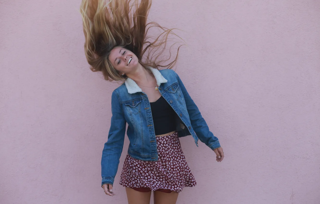 Photo wallpaper girl, face, smile, wall, hair, skirt, dzhinsovka