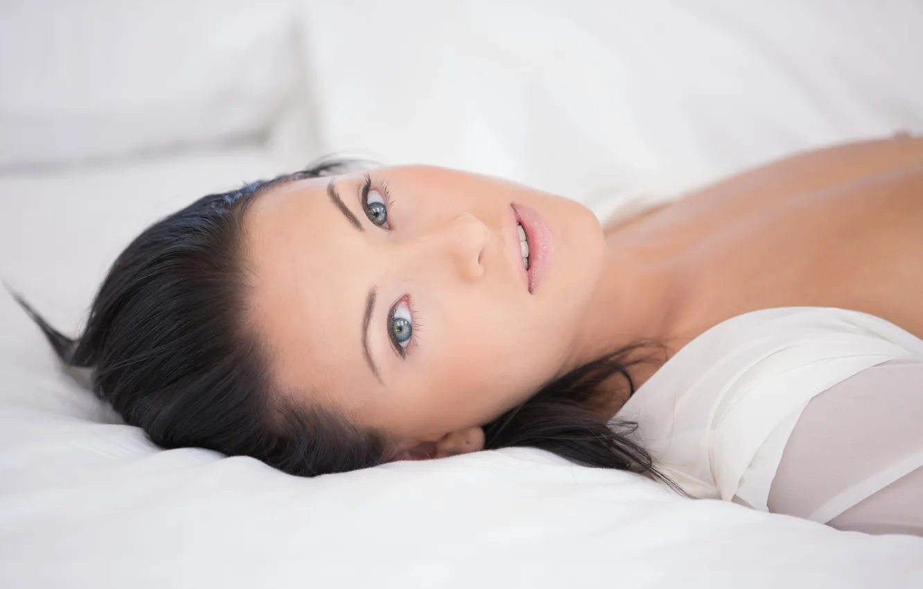 Photo wallpaper model, looking at camera, Kelly Diamond, Piercing Eyes