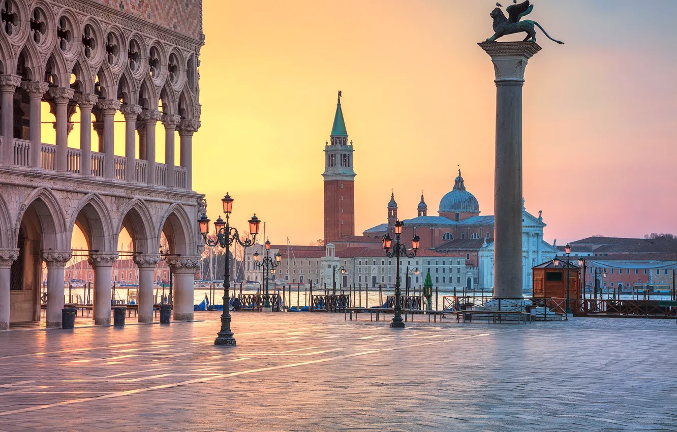 Photo wallpaper Italy, Venice, the Doge's Palace, Piazzetta, column of St. Mark