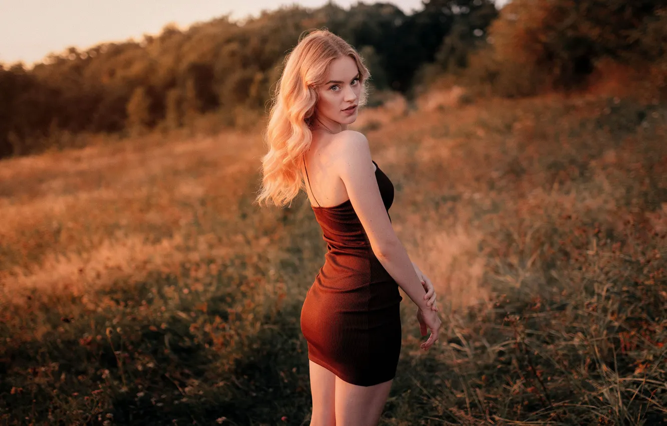 Photo wallpaper ass, ass, look, nature, figure, dress, long hair, curls