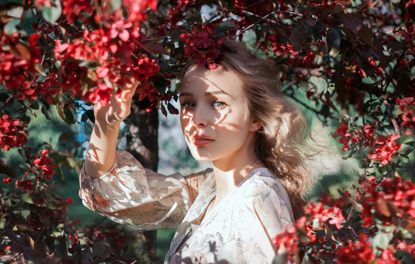 Photo wallpaper look, girl, light, flowers, branches, red, nature, face
