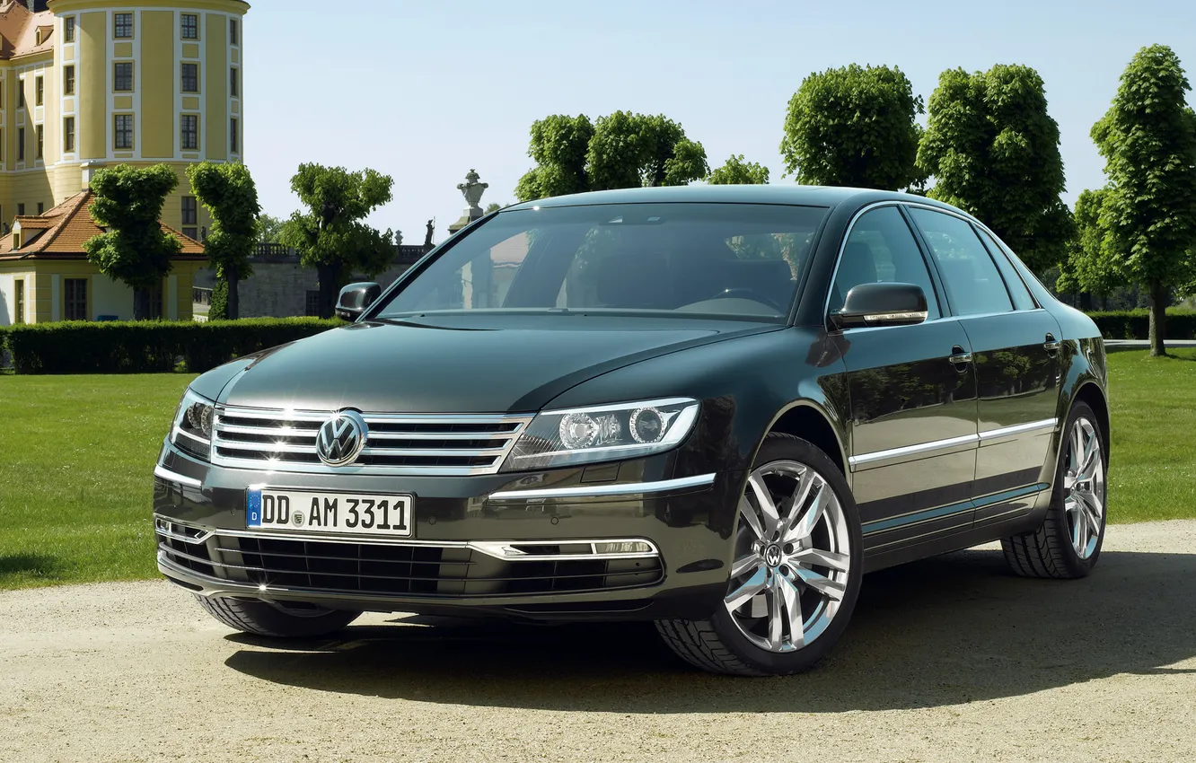 Photo wallpaper Volkswagen, sedan, alley, mansion, chrome, Volkswagen, Phaeton, Executive class