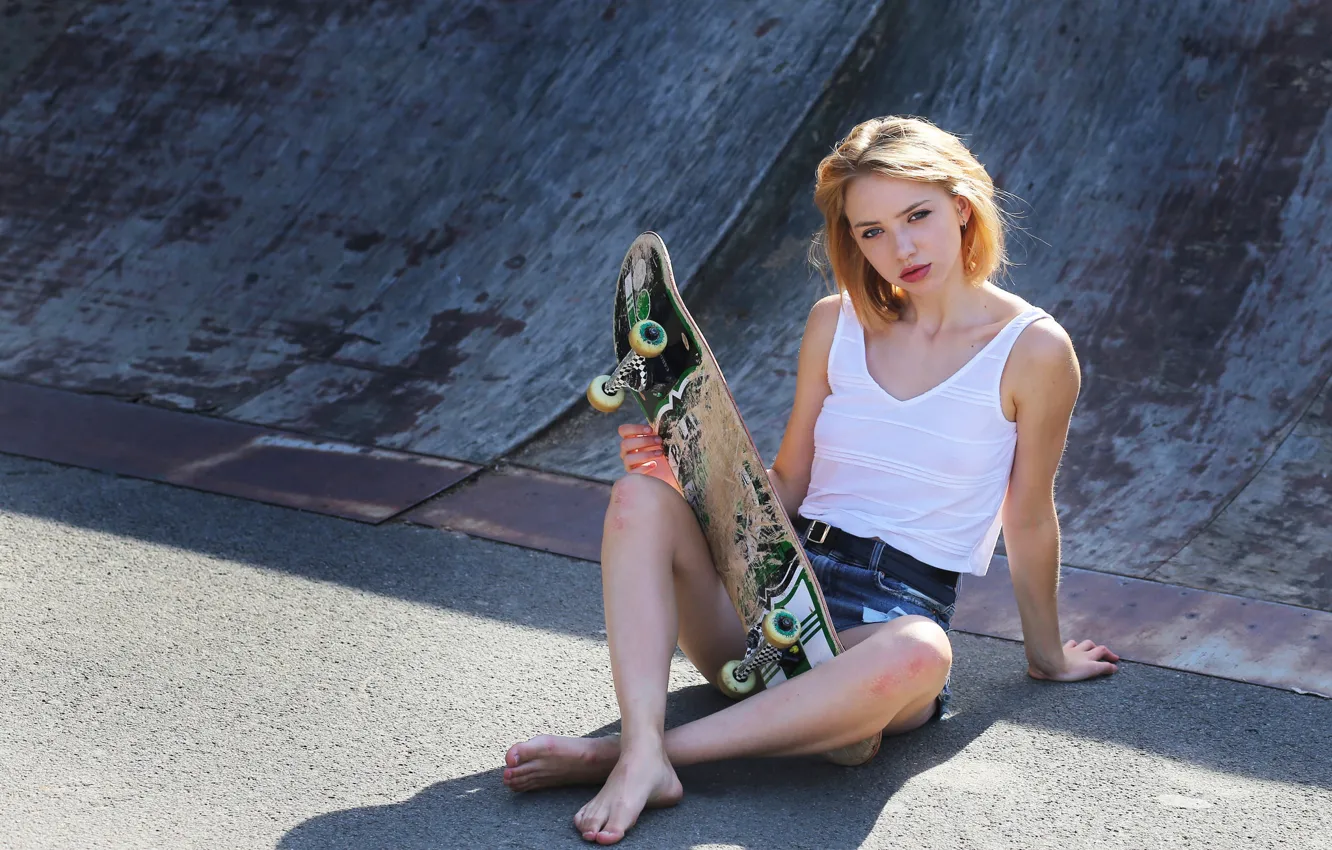 Photo wallpaper shorts, legs, skate, lovely Helen