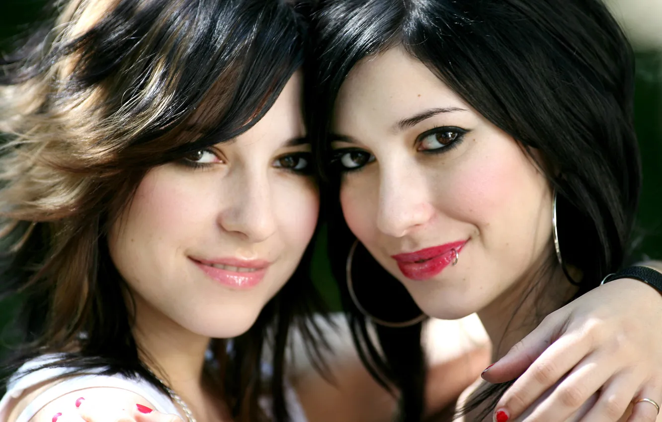 Photo wallpaper look, group, piercing, singer, Twins, The veronicas, Lisa Origliasso's, Jessica Origliasso's