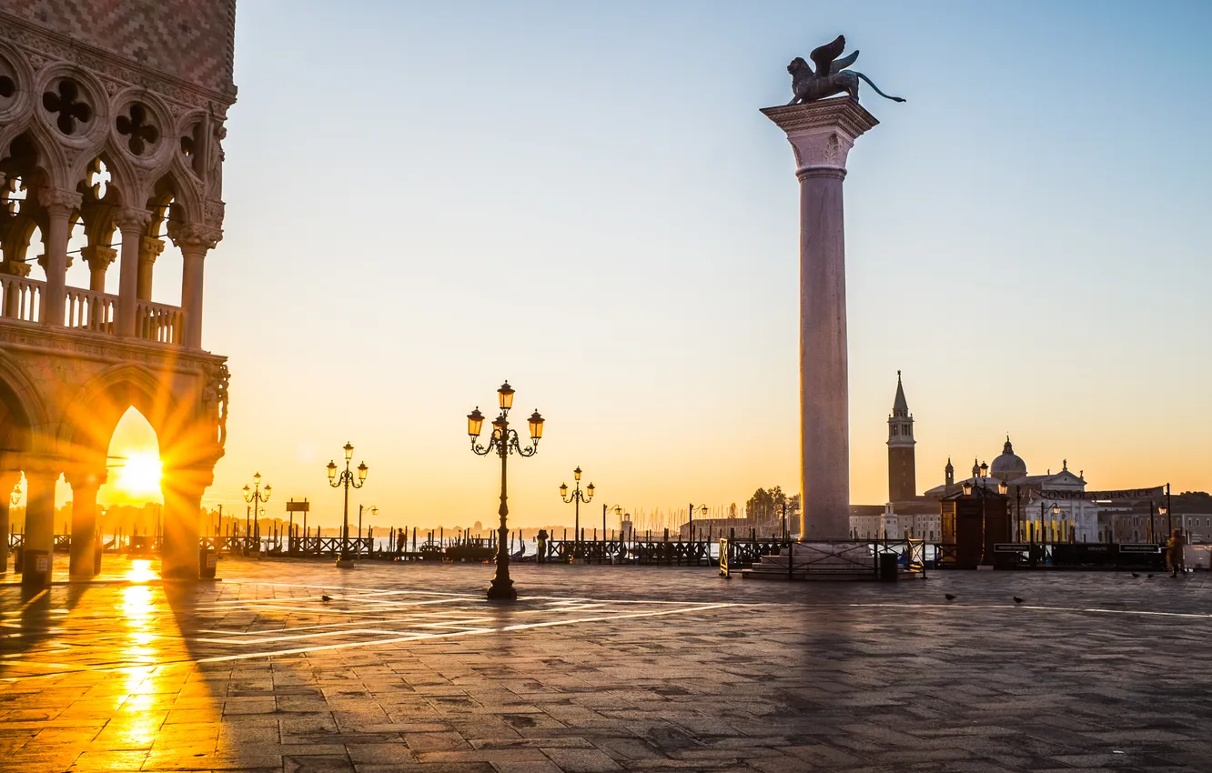 Photo wallpaper dawn, Italy, Venice, the Doge's Palace, Piazzetta, column of St. Mark