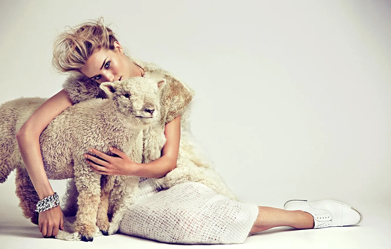 Photo wallpaper girl, background, model, blonde, sheep, Rosie Huntington-Whiteley, Rosie Huntington-Whiteley, lamb