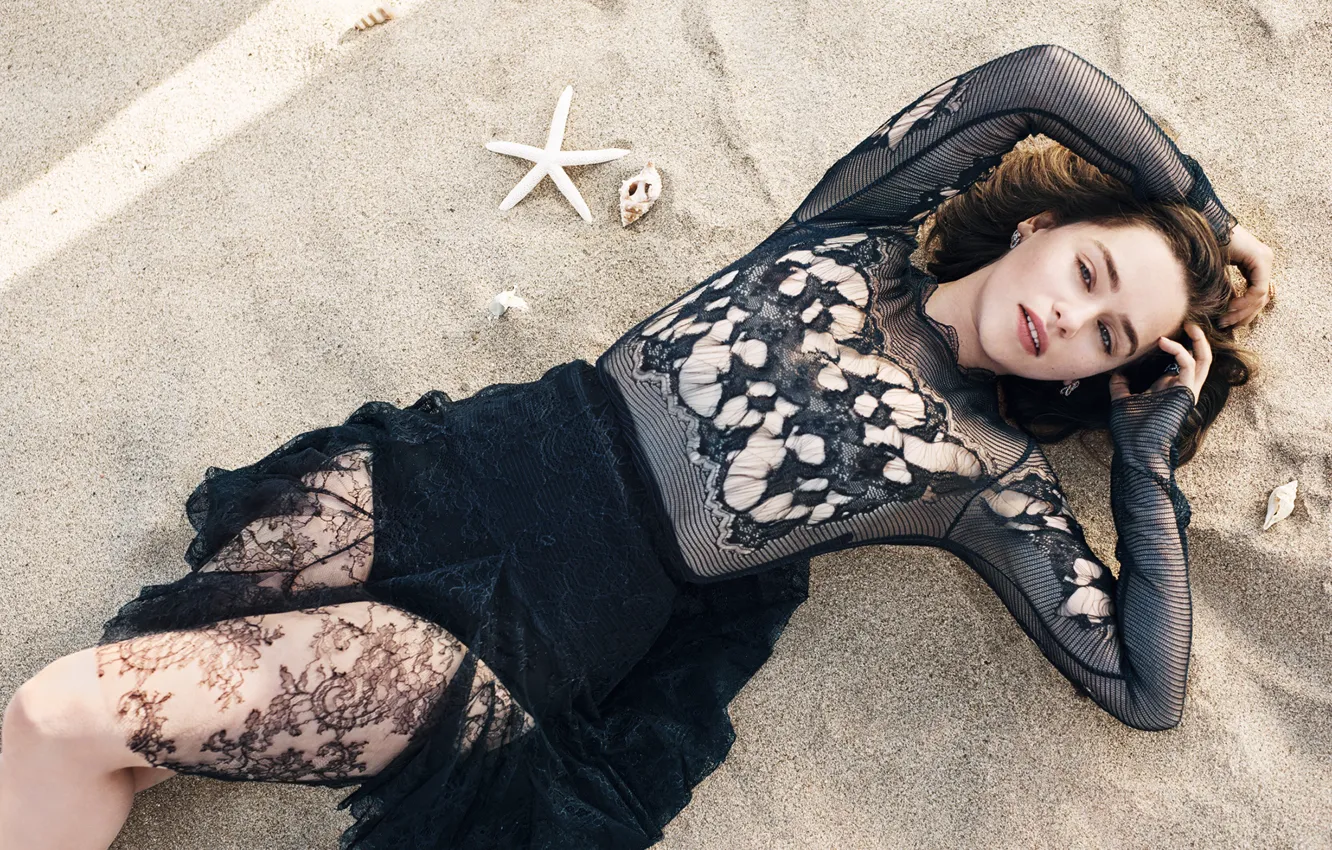 Photo wallpaper sand, look, girl, pose, dress, Emilia Clarke