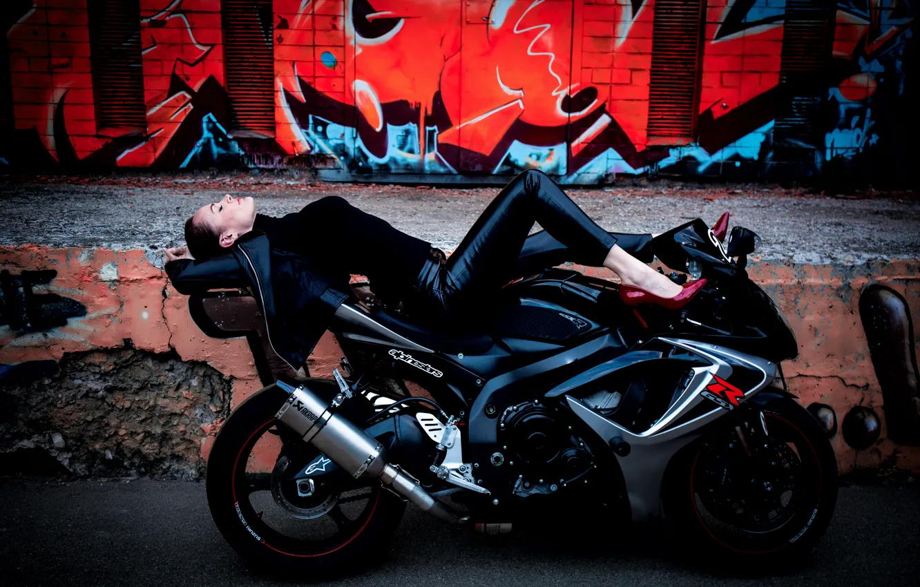 Photo wallpaper girl, pose, graffiti, motorcycle, Suzuki GSX-R