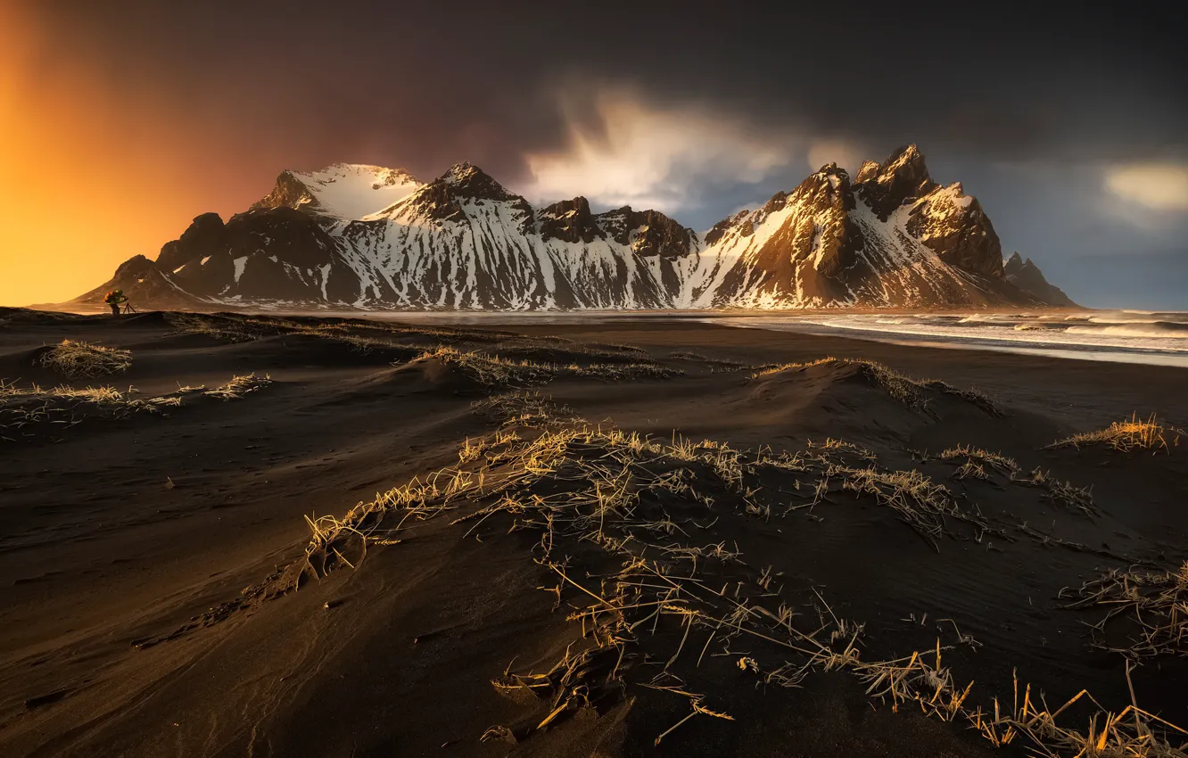 Photo wallpaper beach, mountains, people, photographer, Iceland