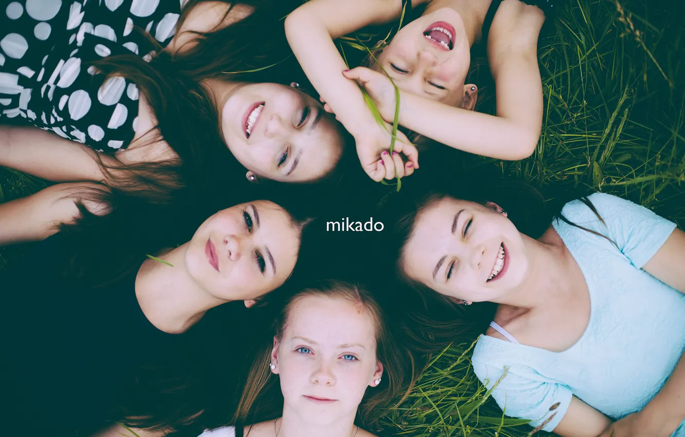 Photo wallpaper grass, joy, girl