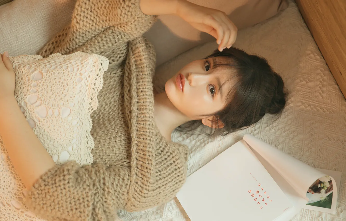 Photo wallpaper look, pose, model, portrait, pillow, makeup, hairstyle, lies