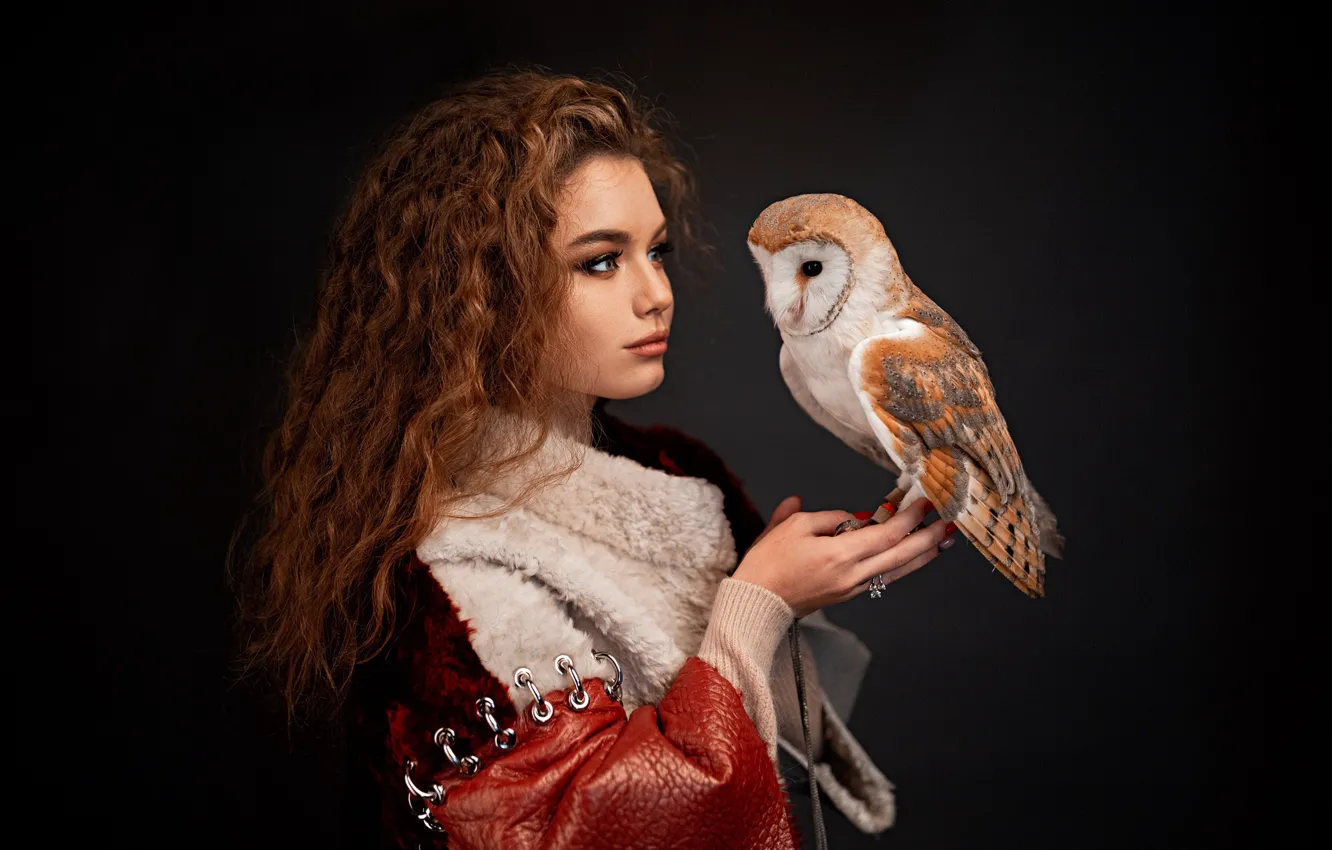 Photo wallpaper girl, owl, bird, portrait, makeup, curls, the barn owl, the dark background