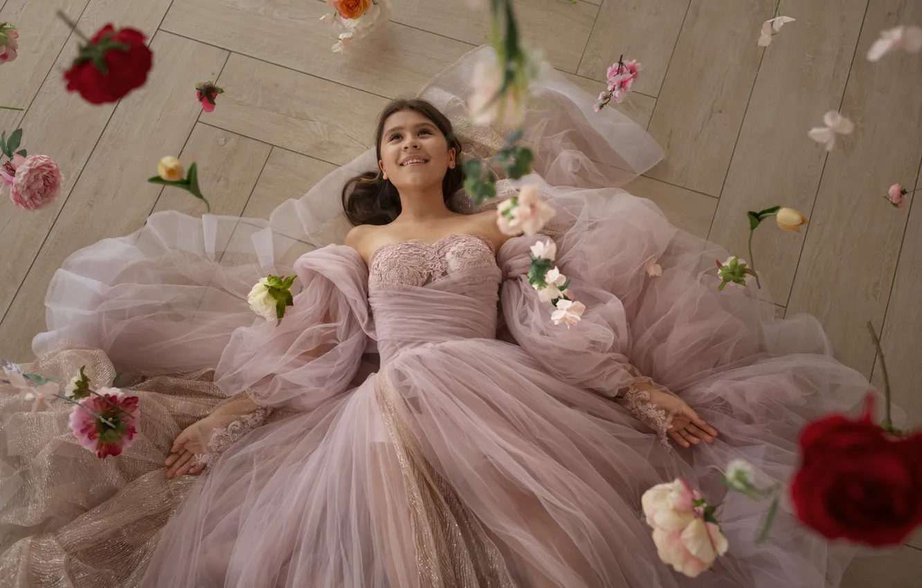 Photo wallpaper look, girl, flowers, smile, room, roses, hands, dress